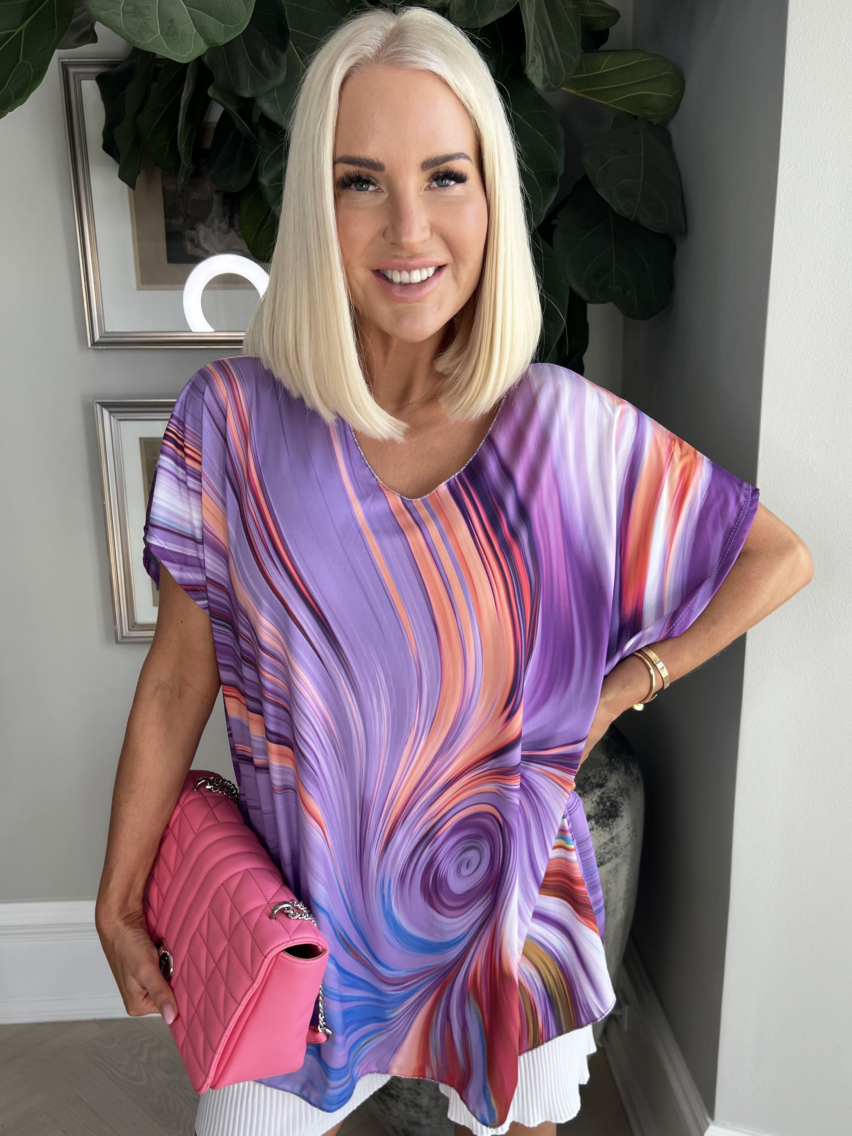 Meghan - Flerfarvet bluse med tynd glimmerkant